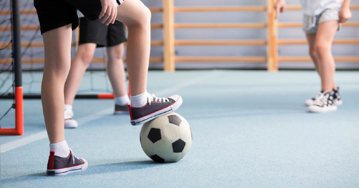 Zapatillas de futsal JOMA con suela de alto agarre y diseño ligero para mayor rendimiento en cancha.