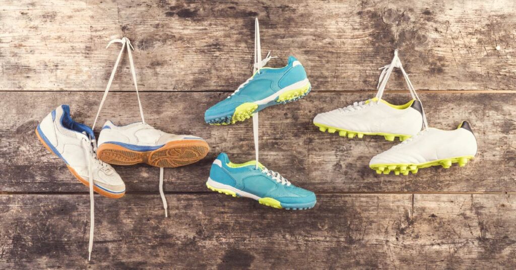 Zapatillas de fútbol baratas con diseño resistente y suela adecuada para césped artificial.