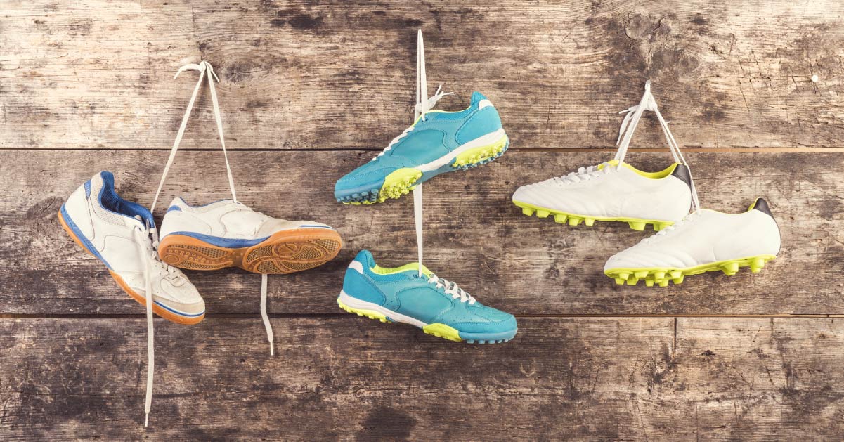 Zapatillas de fútbol baratas con diseño resistente y suela adecuada para césped artificial.