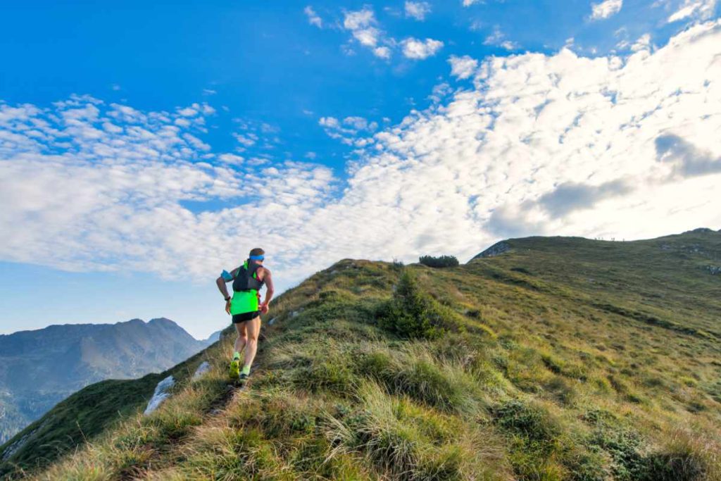 Corredor en sendero montañoso