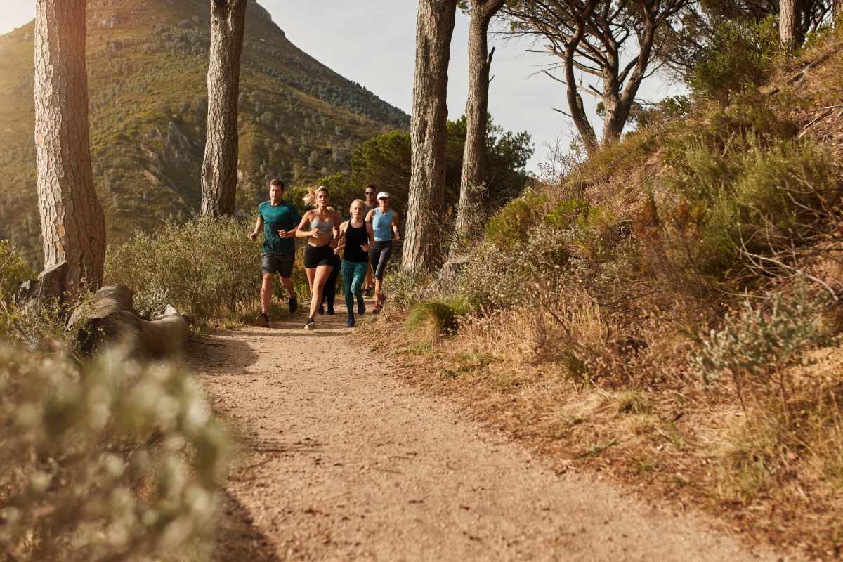 Grupo corriendo por sendero natural.