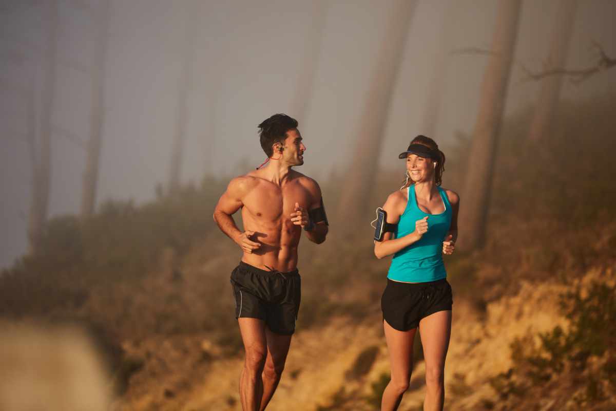 Pareja corriendo en un sendero