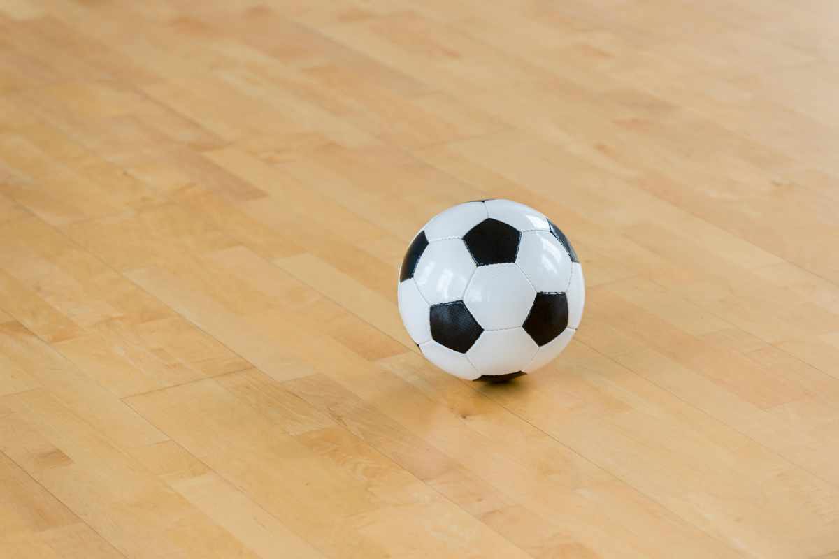 pelota de futsal sola en una cancha