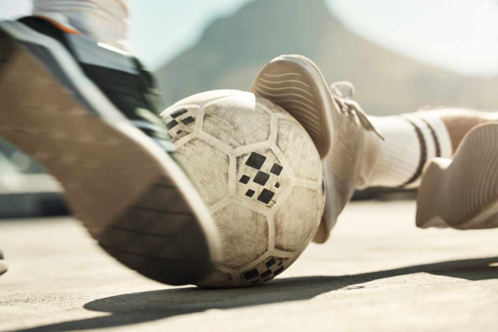 Pelota de fútbol en movimiento
