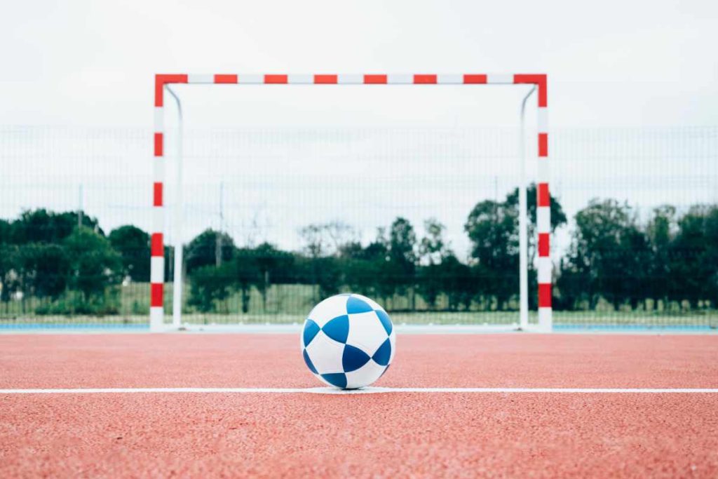 Pelota de fútbol frente a la portería