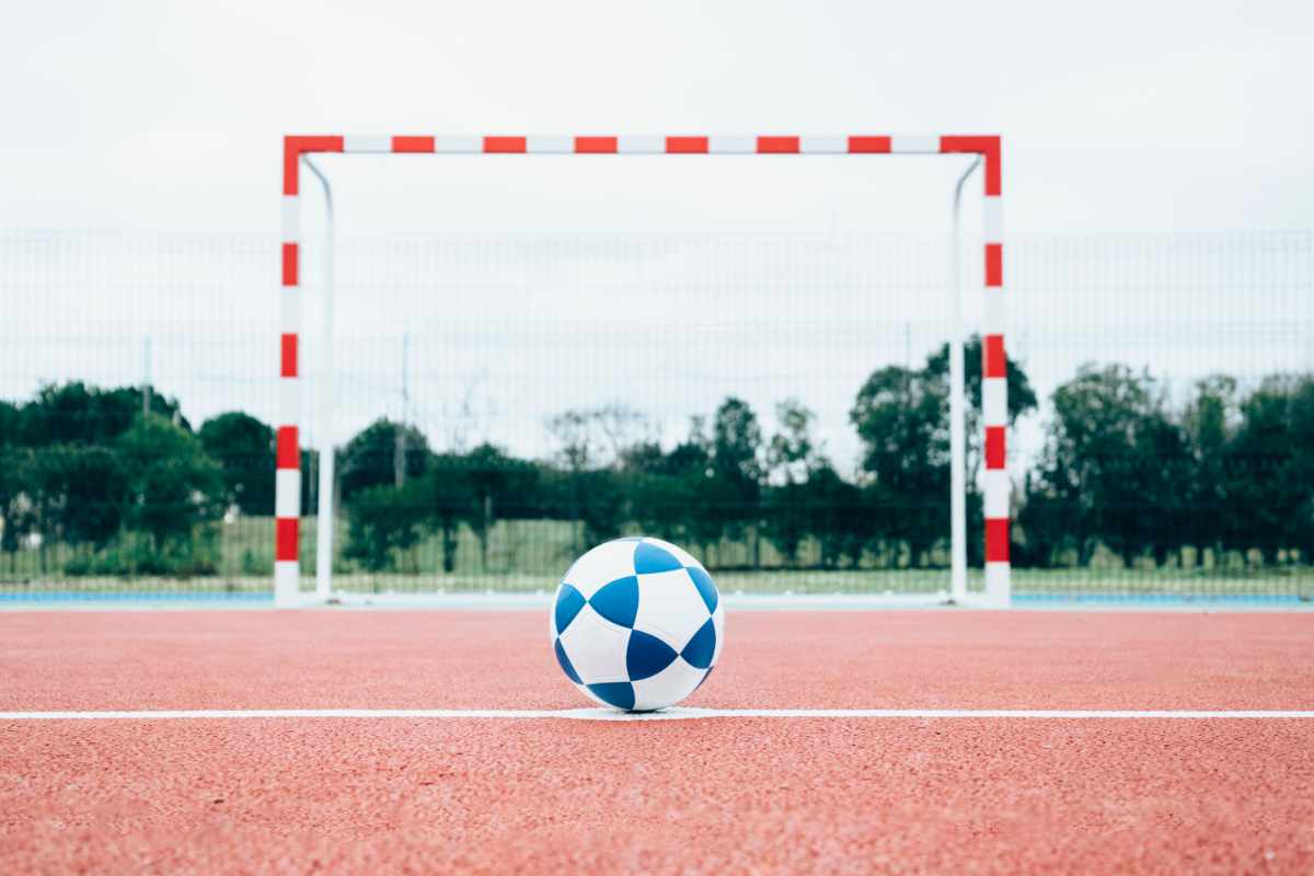 Pelota de fútbol frente a la portería