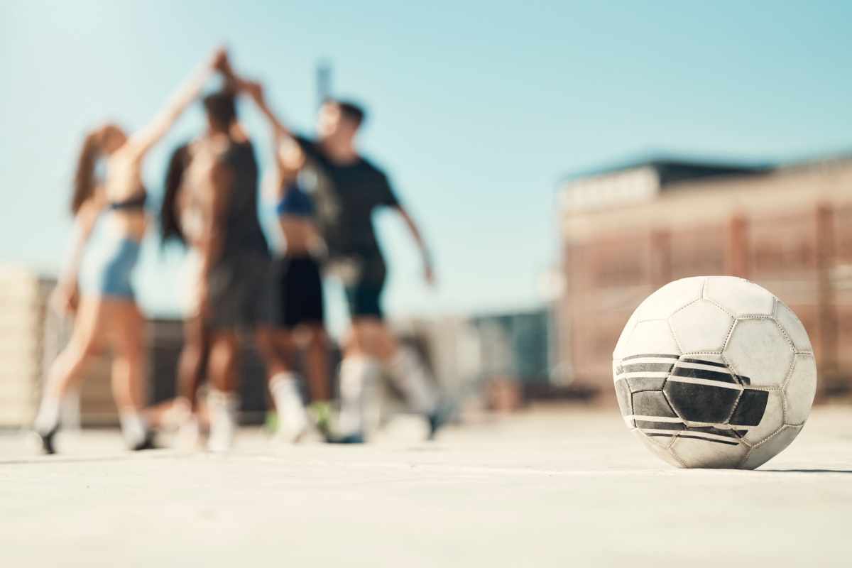 Pelota de fútbol y grupo celebrando
