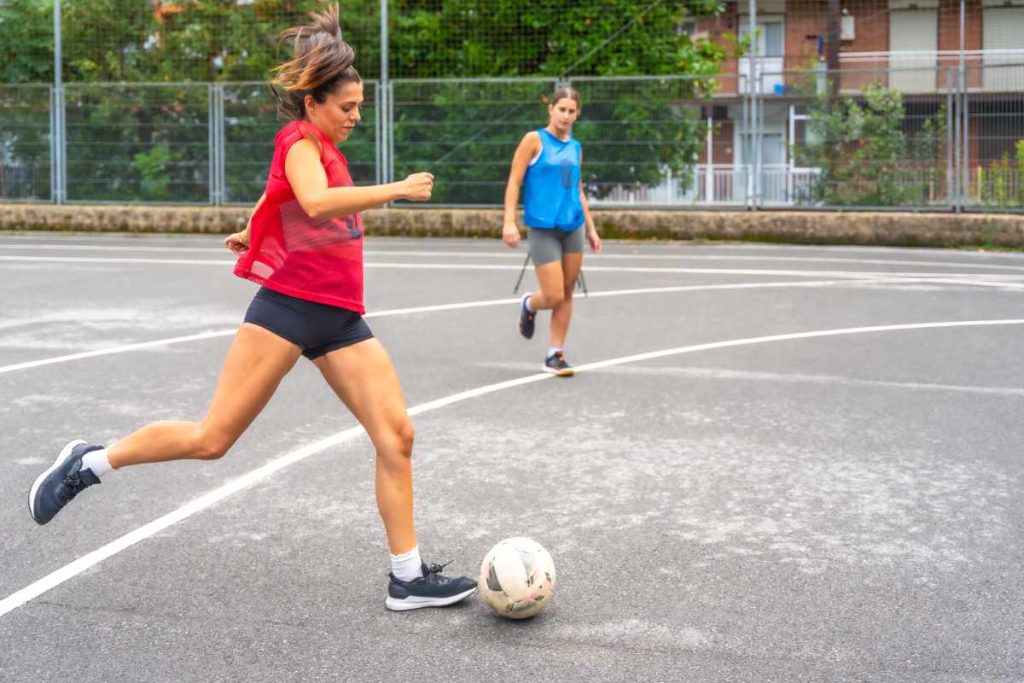 Jugadoras de fútbol en la cancha.
