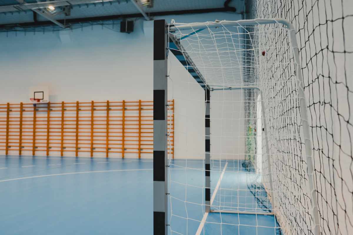 Portería en un gimnasio vacío